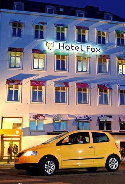 VW Fox vor Hotel Fox